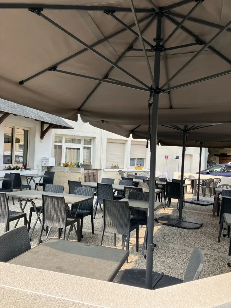 Déjeuner en terrasse à Souvigné